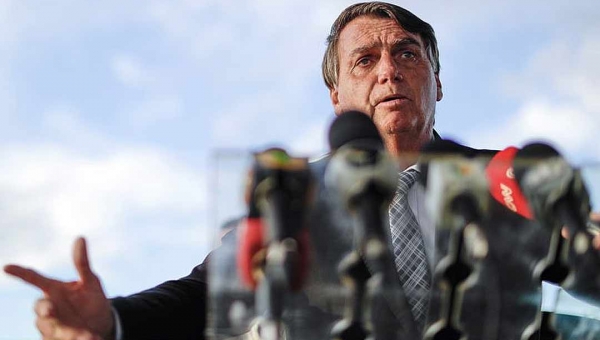 Brasil é rico e pode atender famílias necessitadas por mais tempo, diz Bolsonaro