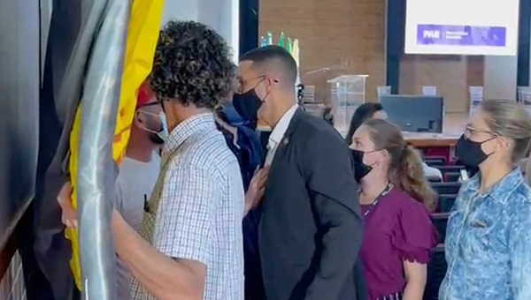 Segurança obriga manifestantes a retirarem "boneco" de ministro da Educação do Teatro da Ufac