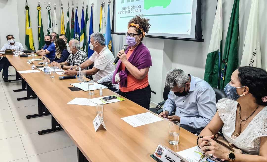 Em reunião na AMAC, Perpétua garante apoio a todos os municípios do Acre