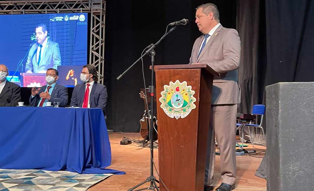 Rocha representa governo do Acre em sessão da Aleac, mas líder do governo é quem entrega mensagem a padres