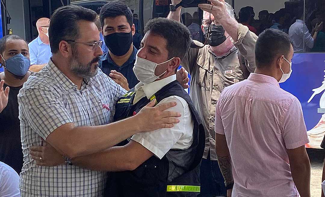 “O Alan Rick é arrombado”, diz Gladson ao agradecer emenda para compra de ônibus para o Hemoacre