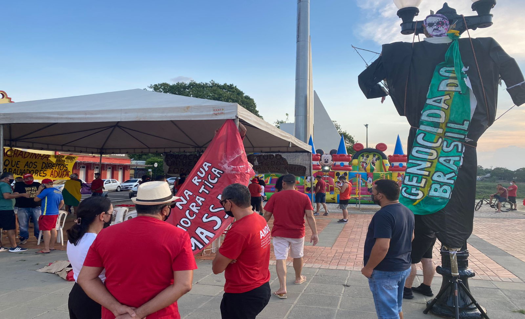 Ato da esquerda no Acre têm bonecos com as frases "Bolsonaro genocida" e "Bittar privilegiado e corrupto"