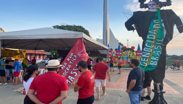 Ato da esquerda no Acre têm bonecos com as frases "Bolsonaro genocida" e "Bittar privilegiado e corrupto"