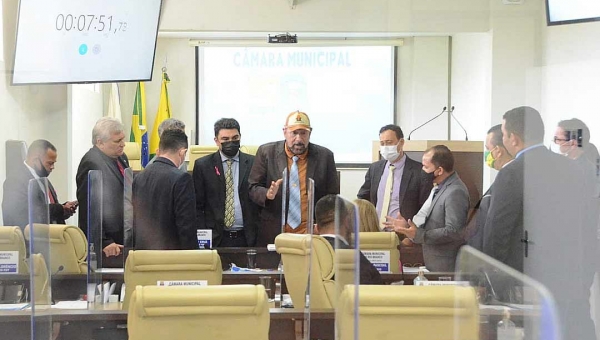 Ismael Machado quer sessão extraordinária para votar PL que dá dinheiro às empresas de ônibus e sindicato