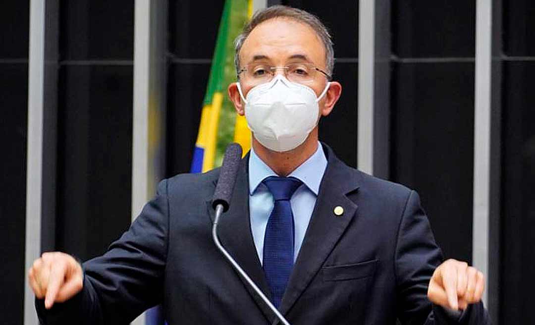 "Não há bolso que aguente", diz Leo de Brito ao criticar mais um reajuste na gasolina e no gás