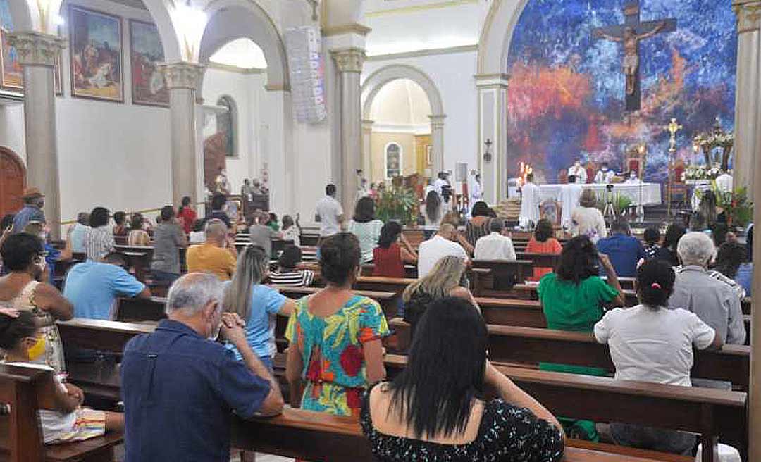 Com baixa popularidade, Bocalom vai à missa rezar e diz: "A fé move montanhas"