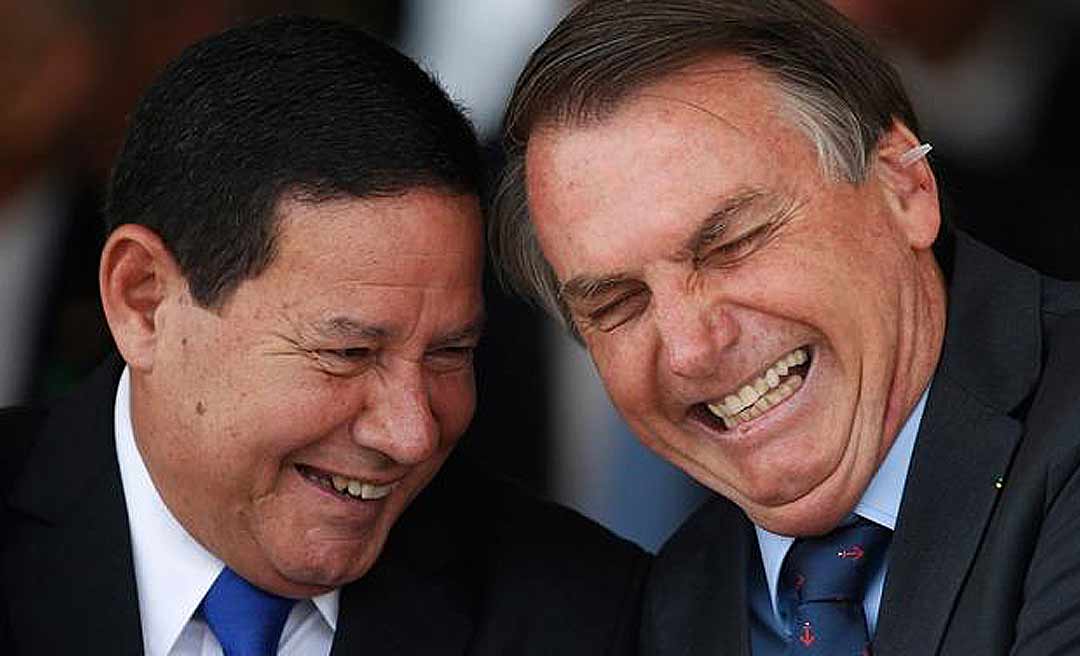 Para fugir de críticas, Bolsonaro sugere passar Petrobras para Mourão