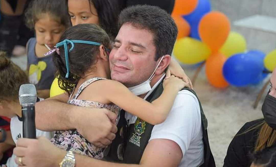 Gladson Cameli entrega brinquedos a crianças carentes do bairro Jorge Lavocat, em Rio Branco