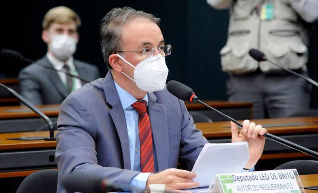 ”O desmonte das políticas ambientais resultou no aumento de queimadas e destruição das nossas florestas, disse Leo de Brito durante audiência pública