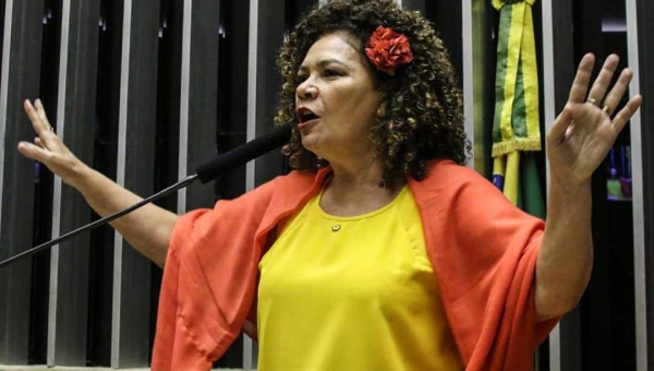 A culpa da alta da gasolina é do Bolsonaro e não dos governadores e ICMS”, afirma Perpétua