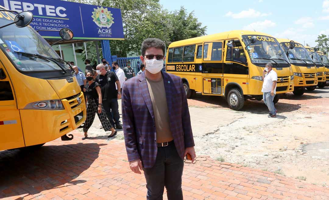 No Ieptec, Gladson entrega ônibus para auxiliar transporte de alunos do ensino técnico