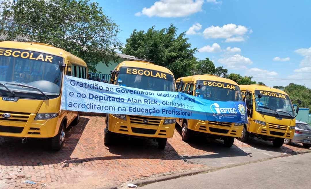 Presidente do Instituto de Educação Profissional destaca entrega de ônibus escolares, fruto de emenda de Alan Rick