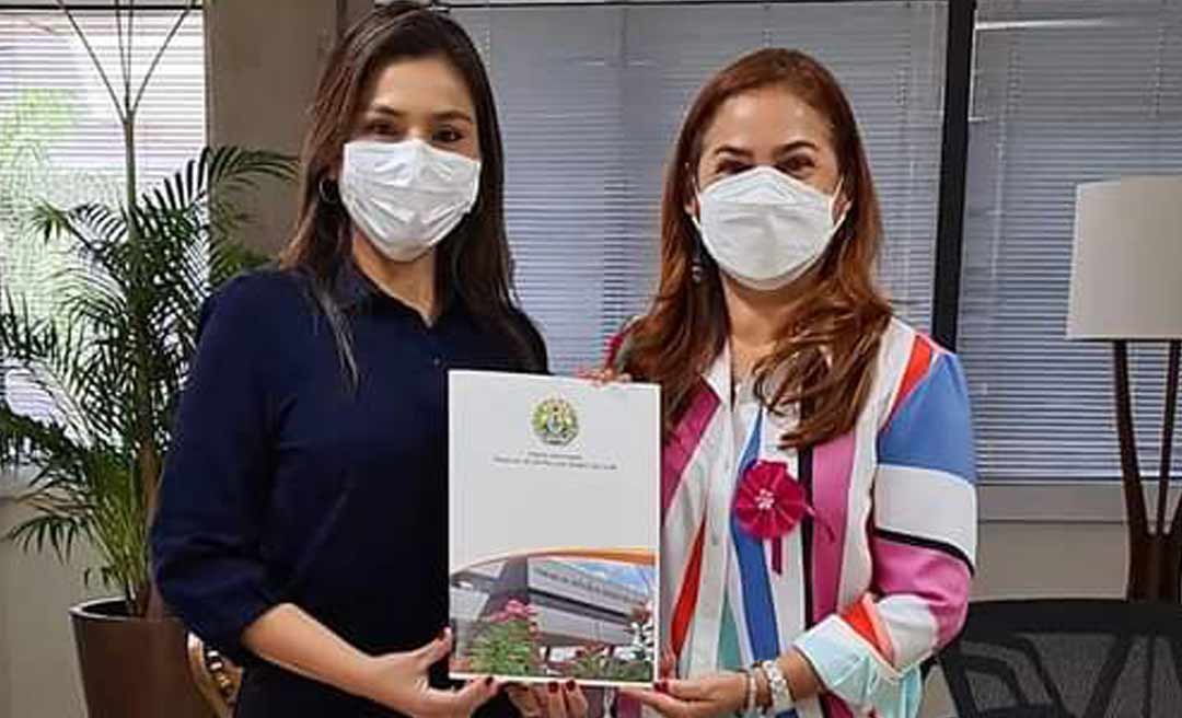 Jéssica Sales e presidente do TJAC discutem projetos sociais desenvolvidos pela Corte