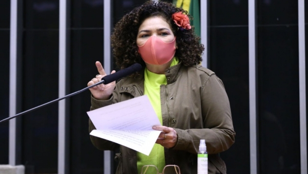 Perpétua Almeida diz que trabalhador recebe em real, mas paga gasolina em dólar