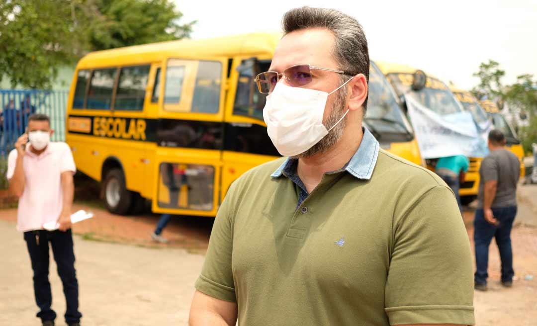 Alan Rick entrega ônibus escolares ao Ieptec com recursos de suas emendas