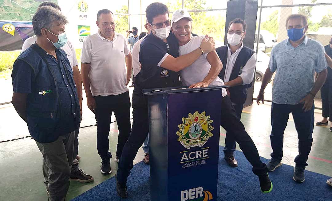Ao lado de Bittar em Xapuri, Gladson anuncia licitação da Ponte do Sibéria e pavimentação da Estrada Variante
