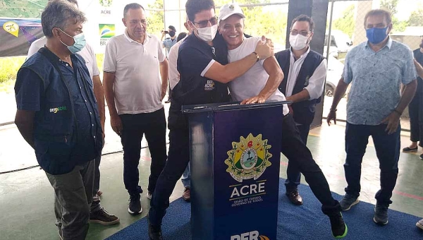 Ao lado de Bittar em Xapuri, Gladson anuncia licitação da Ponte do Sibéria e pavimentação da Estrada Variante