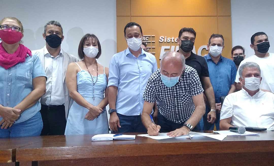 Bocalom assina decreto que reduz valor da passagem de ônibus e diz que já está "abrindo a caixa preta"