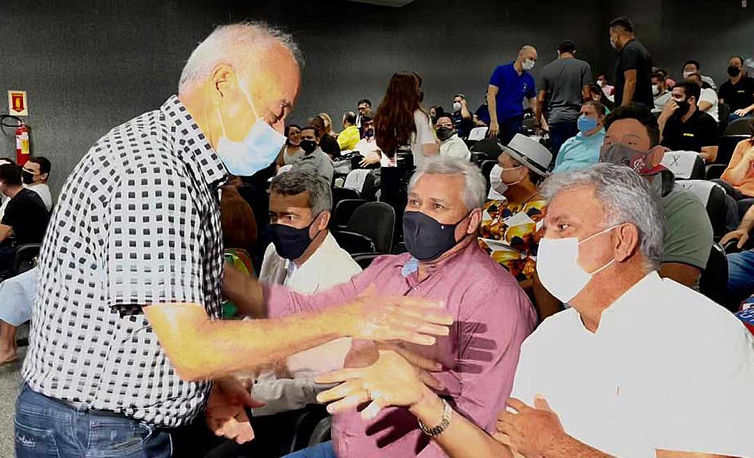 Candidato de Bocalom, Petecão é chamado de "100% popular" por cerimonial durante evento da prefeitura