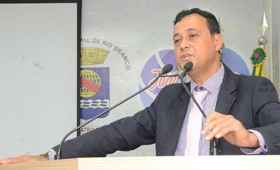 "Pendurado" no mandato após ser cassado, Célio Gadelha ganha mais de R$ 5 mil para fazer curso em Foz do Iguaçu