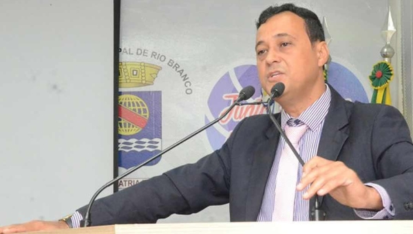 "Pendurado" no mandato após ser cassado, Célio Gadelha ganha mais de R$ 5 mil para fazer curso em Foz do Iguaçu