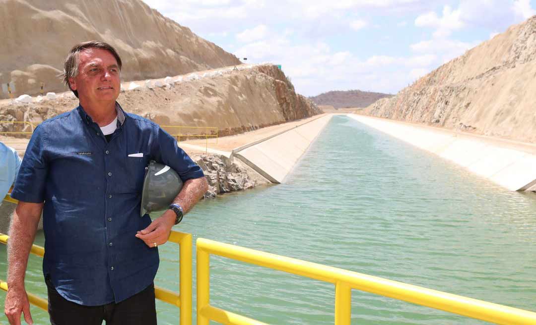 Bolsonaro anuncia que governo pretente pagar auxílio para 750 mil caminhoneiros comprarem diesel