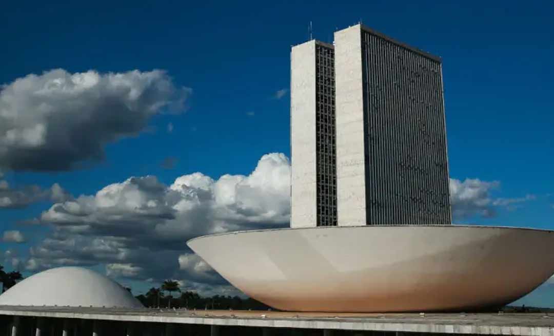 Comissão aprova texto-base de PEC que muda teto de gastos para acomodar auxílio Brasil
