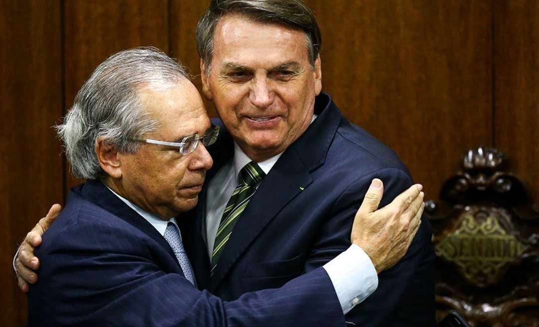 "Paulo Guedes continua no governo", garante Bolsonaro após debandada na Economia
