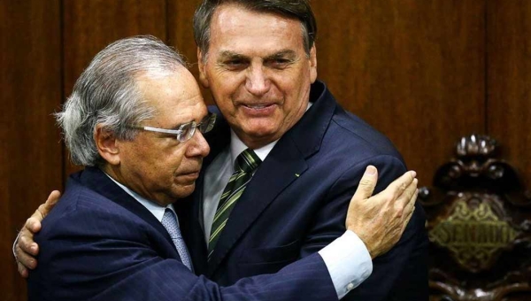 "Paulo Guedes continua no governo", garante Bolsonaro após debandada na Economia