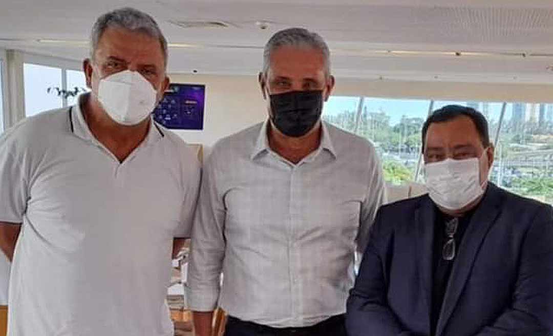 Em agenda no RJ, Petecão ganha camisa da CBF e posa com Mazinho ao lado de Tite
