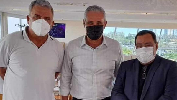 Em agenda no RJ, Petecão ganha camisa da CBF e posa com Mazinho ao lado de Tite