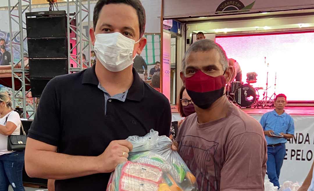 Governo segue com entrega de cestas básicas para comunidades ribeirinhas e indígenas