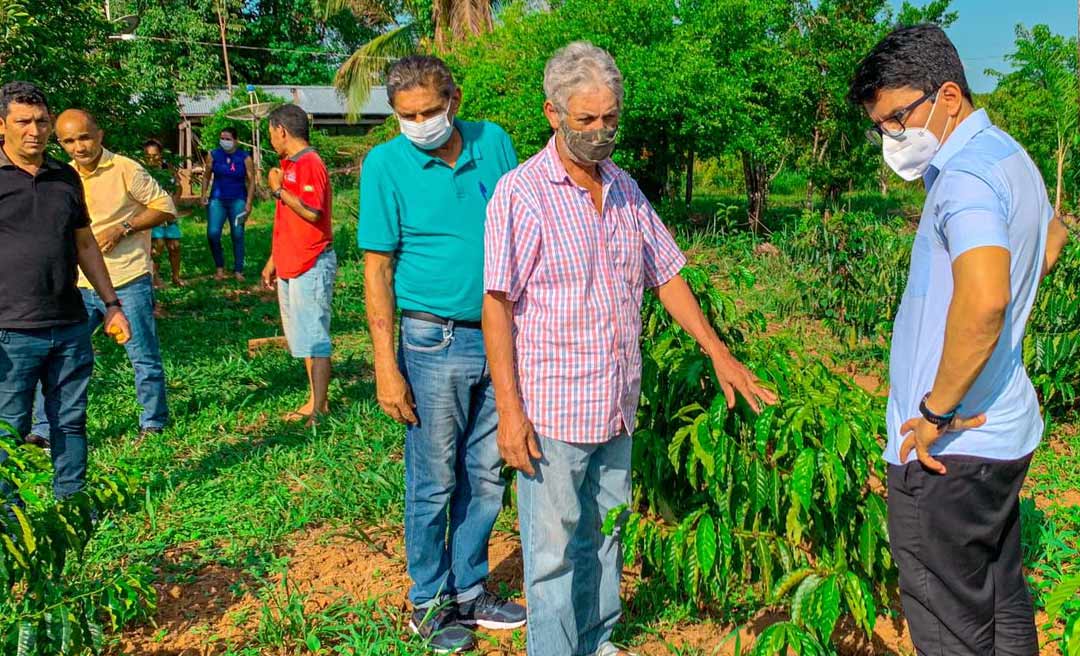 Pré -candidato ao governo do Acre Jenilson Leite dialoga com produtores e comerciantes de Capixaba