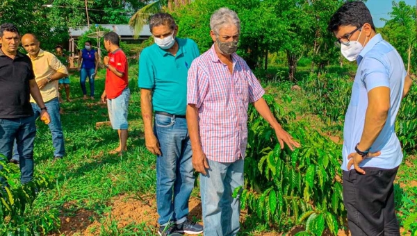 Pré -candidato ao governo do Acre Jenilson Leite dialoga com produtores e comerciantes de Capixaba