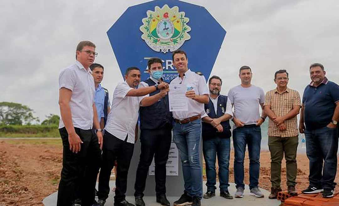 Em Porto Walter, Gladson entrega nova pista de pouso da cidade