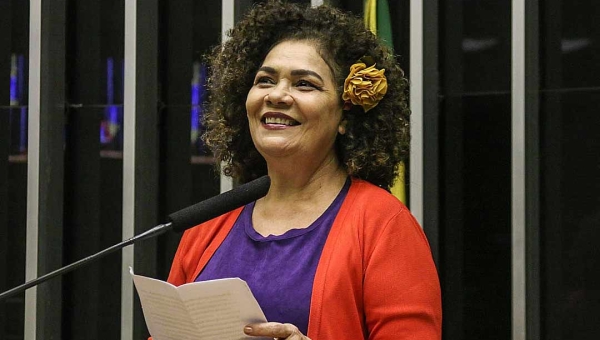 Perpétua garante 36 pontos de internet gratuita para municípios do Acre