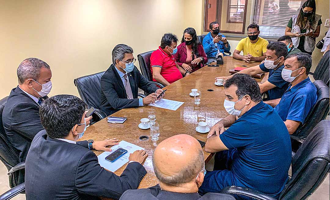 Vereadores de Tarauacá se reúnem com deputados na Aleac e defendem permanência da maternidade no Centro