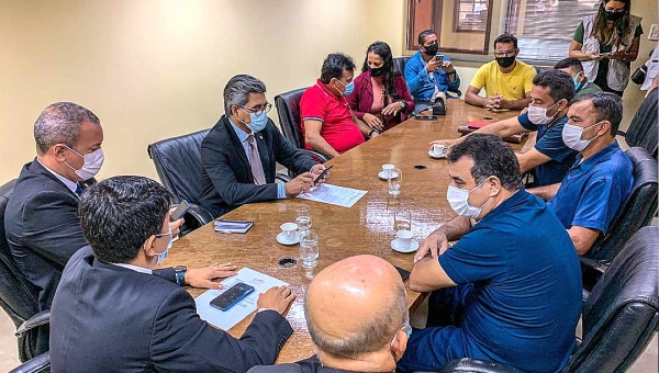 Vereadores de Tarauacá se reúnem com deputados na Aleac e defendem permanência da maternidade no Centro