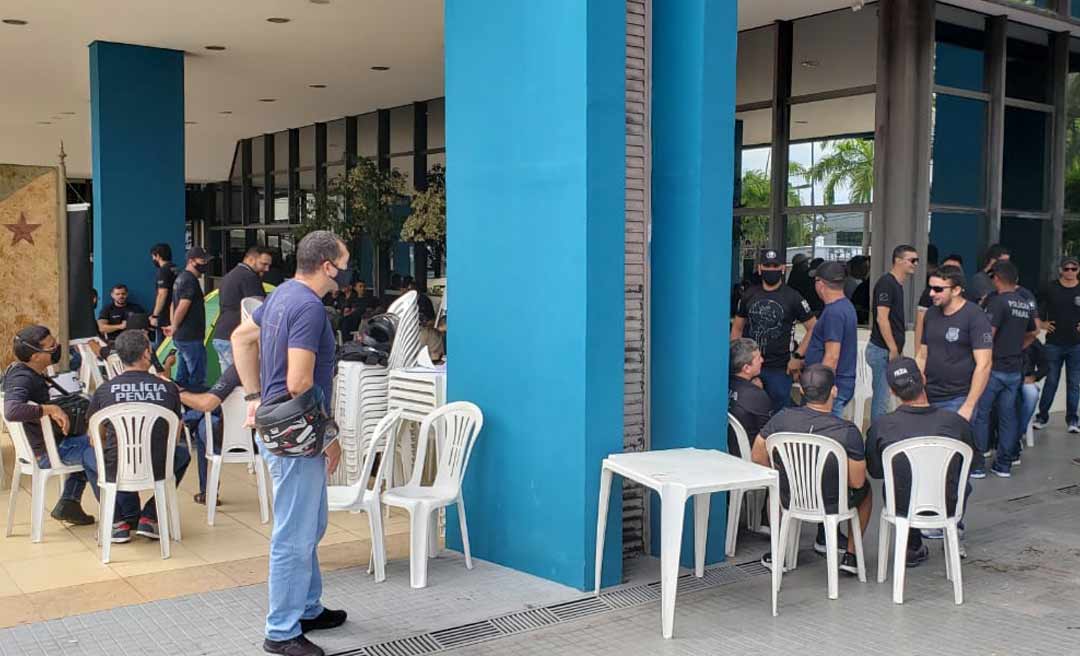 Policiais penais acampam no hall de entrada da Aleac