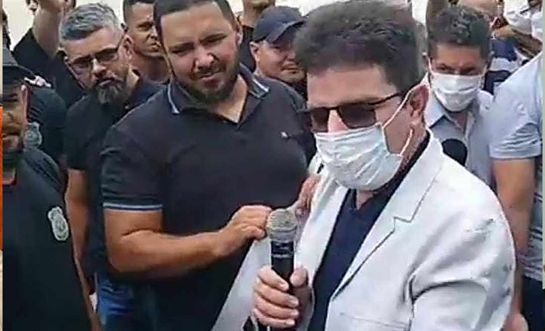 Gladson conversa com manifestantes do Iapen no meio da Getúlio Vargas e sugere diálogo