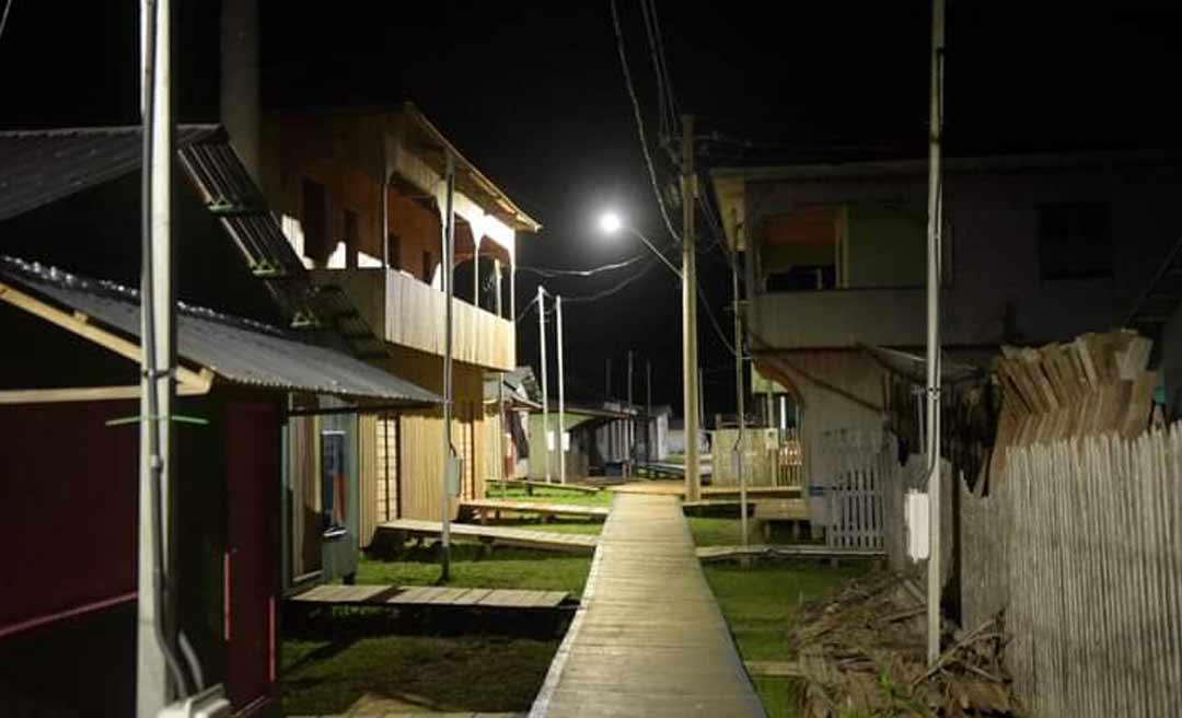 Usina de energia solar é inaugurada na Vila Restauração, e Gladson comemora: “Um sonho da comunidade”