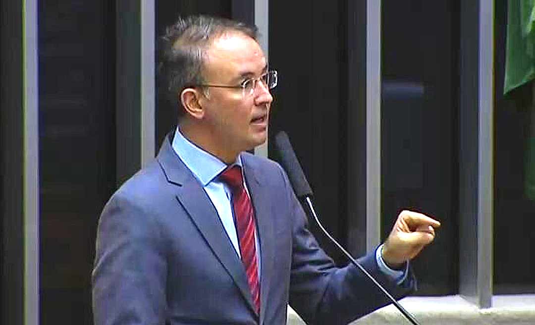 Leo de Brito homenageia servidores públicos e reitera apoio contra a PEC 32