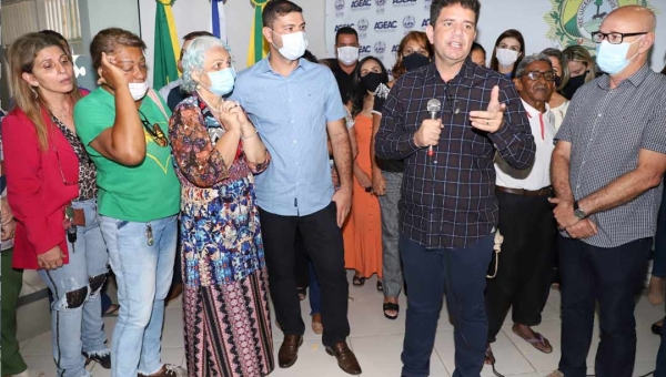 Em café da manhã na Cohab, Gladson fala em transformar companhia em referência dos programas de habitação