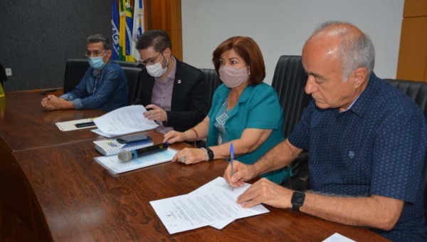 Vereadores autorizam viagem de Bocalom e Normando Sales à Europa; Emerson Jarude e Michelle Melo votaram contra