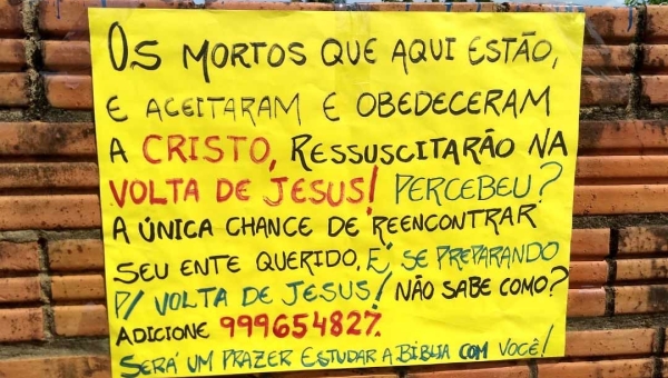 Cartazes em muro de cemitério de Rio Branco alertam para a volta de Jesus e a vida após a morte