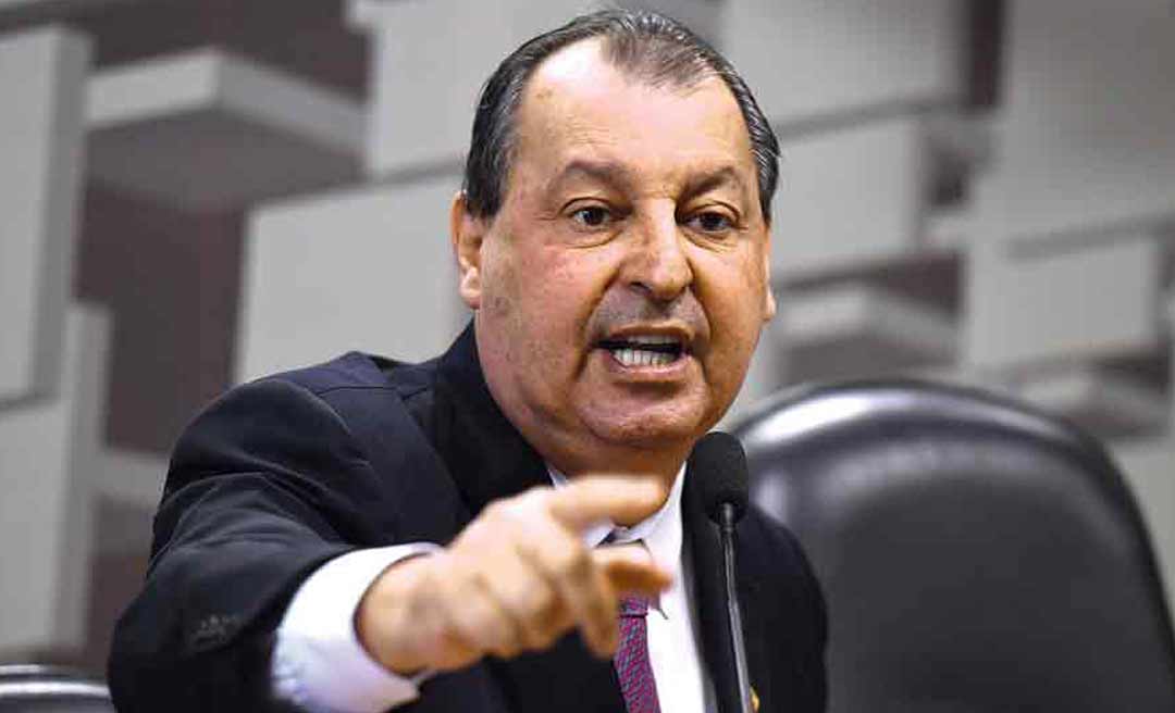 Bolsonaro chama Omar Aziz de ‘cara de capivara’ em evento no Paraná