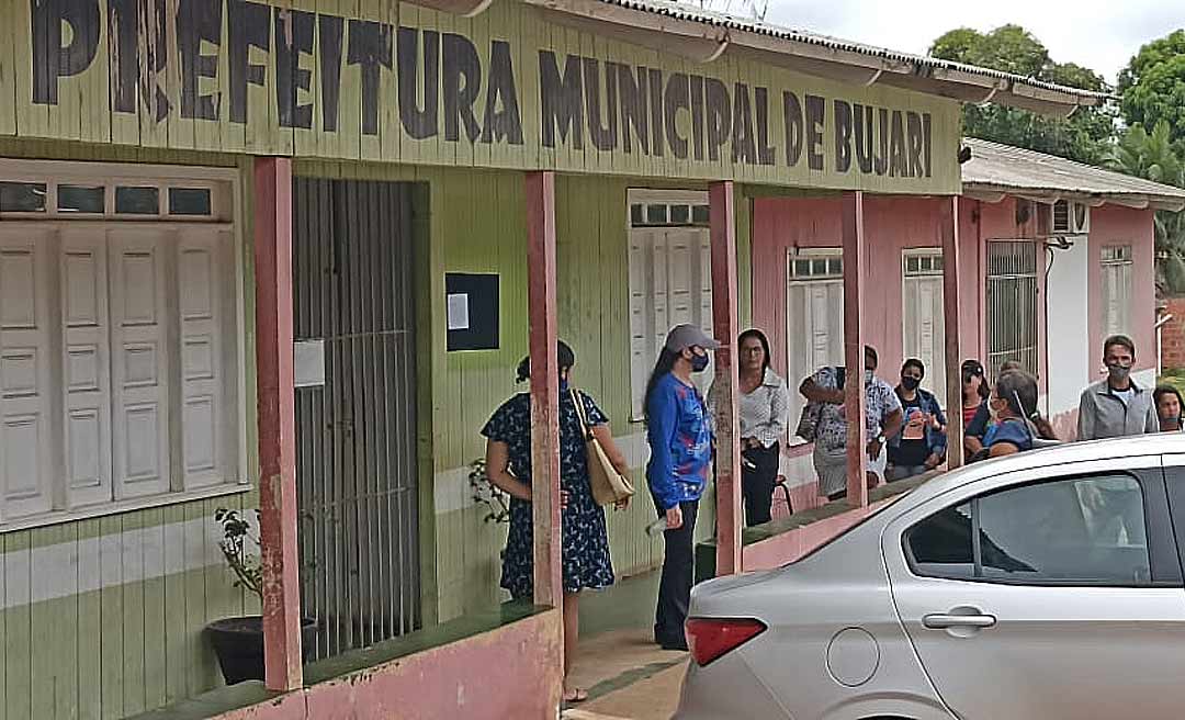 Trabalhadores da Educação do Bujari pressionam prefeito para pagamento de abono
