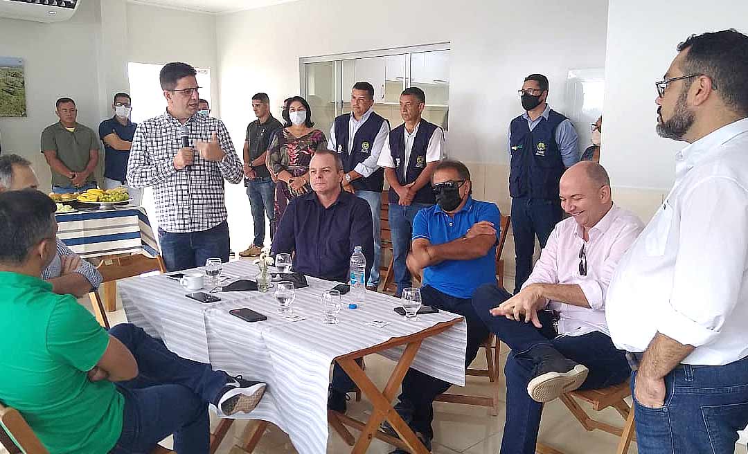 Em café com a base, Gladson detona Zen por causa de Ana Paula: “Ele deveria se olhar no espelho"