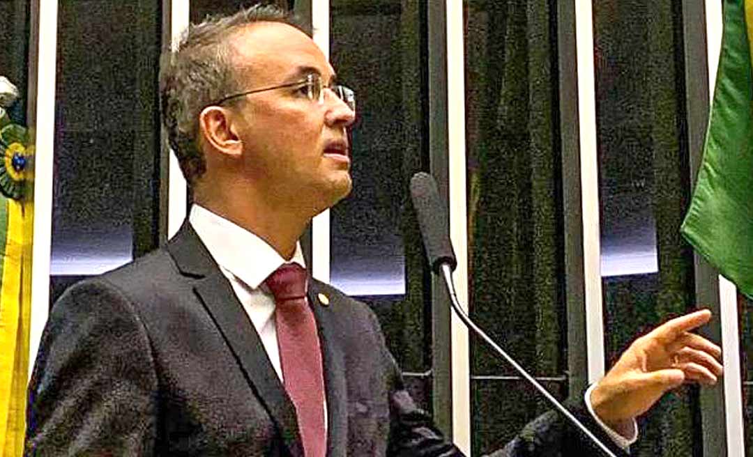 Leo de Brito comemora aprovação de crédito para pagamento de bolsas de estudantes federais