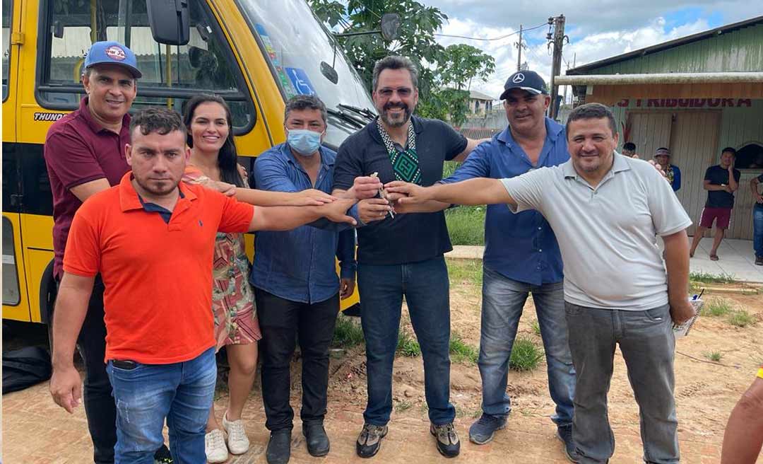 Deputado Alan Rick entrega ônibus escolar e anuncia investimentos durante visita a Santa Rosa do Purus